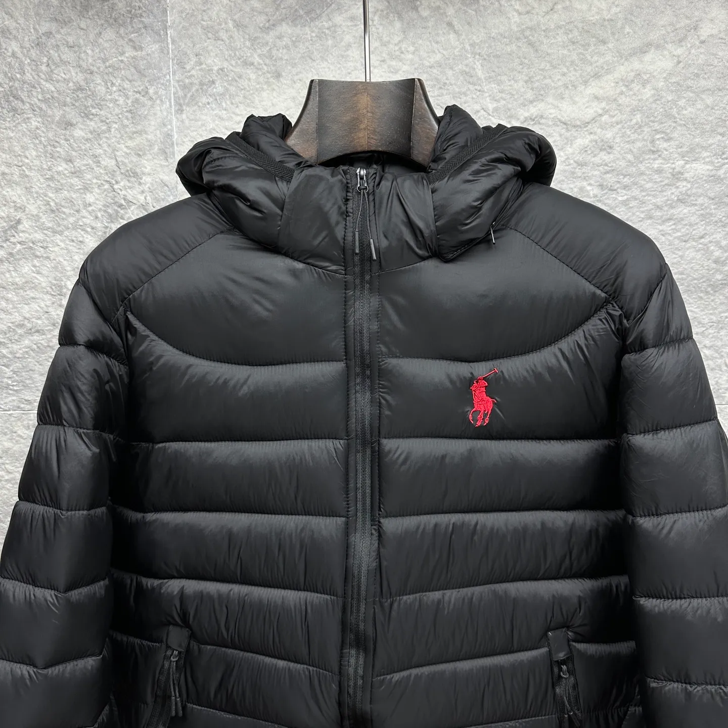 P430 Ralph Lauren 2025 new embroidered logo couple's cotton jacket (removable hood) 🍃High version top quality🍃 💯Using polyester fiber composite custom fabric, excellent breathability, original custom hardware molding, original custom lining all inside, non-pilling, wear-resistant, comfortable and soft, highly wrinkle-resistant, a couple's cotton jacket, original main wheat washed tag packaging👍 Size: M-3XL Color: black